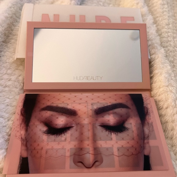 Huda Beauty Nude eyeshadow palette - Picture 4 of 6